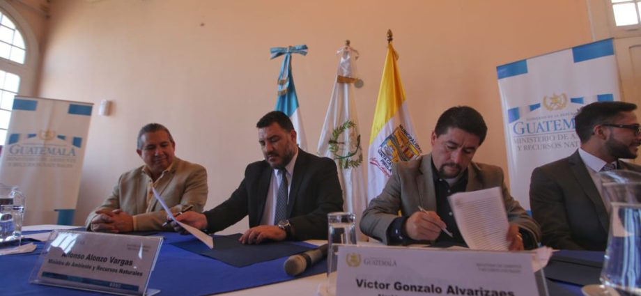 Firma de convenio Municipalidad Santa Catarina Pinula y Ministerio de Ambiente