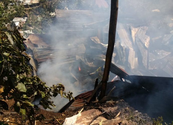 Incendio consume 2 viviendas en Villa Nueva