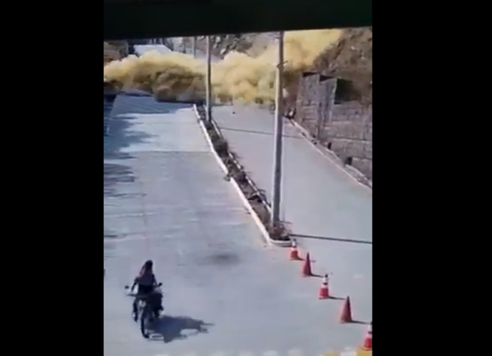 Motoristas se salvan de derrumbe durante sismo en Guatemala