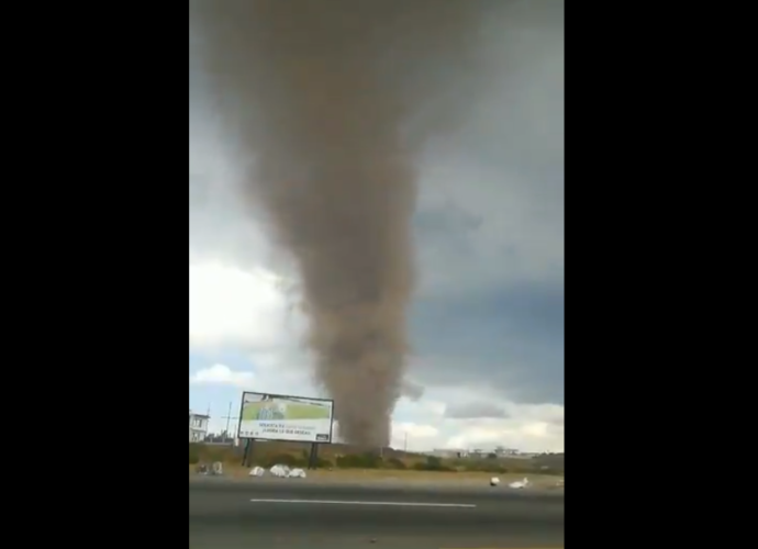 Un fuerte remolino de polvo, «gustnado», sorprendió a las personas en ruta Interamericana