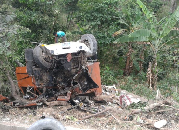 Fuerte accidente en carretera a El Salvador