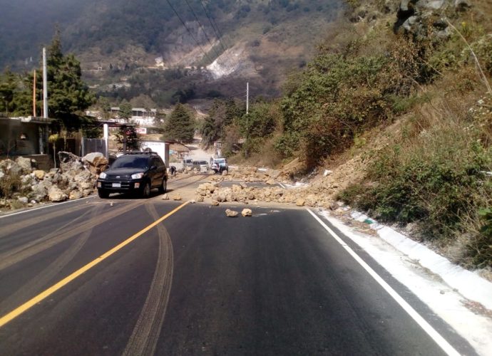 Reportan derrumbes en ruta Reu-Xela por fuerte sismo