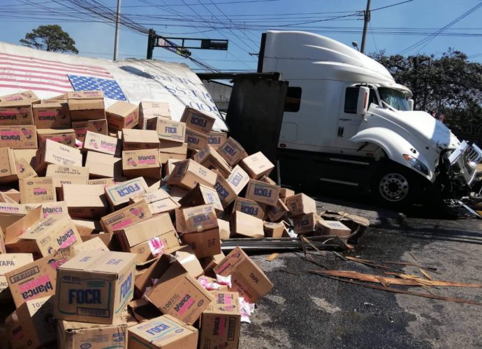 Por pasarse un semáforo en rojo camión choca a otro camión en la Atanasio Tzul