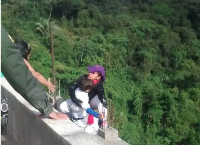 Consternación en Colombia: Mujer se lanza con su hijo en brazos desde un puente