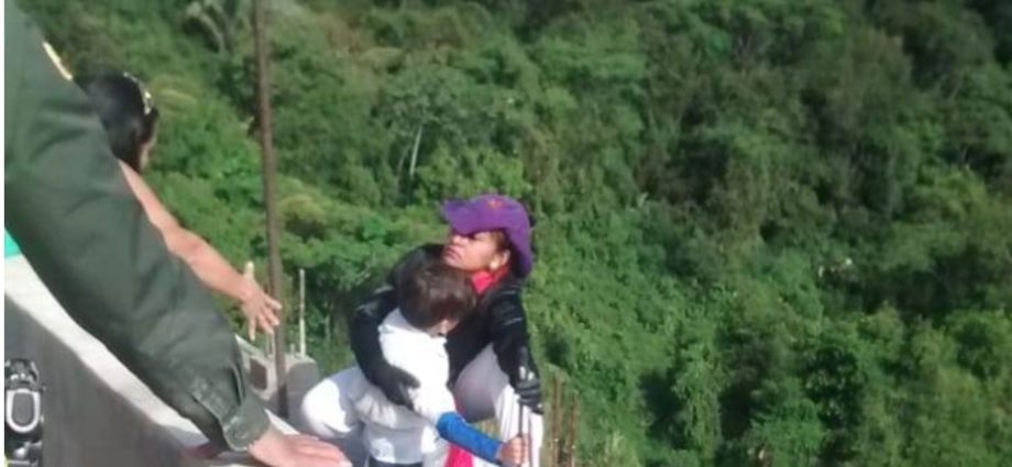 Consternación en Colombia: Mujer se lanza con su hijo en brazos desde un puente