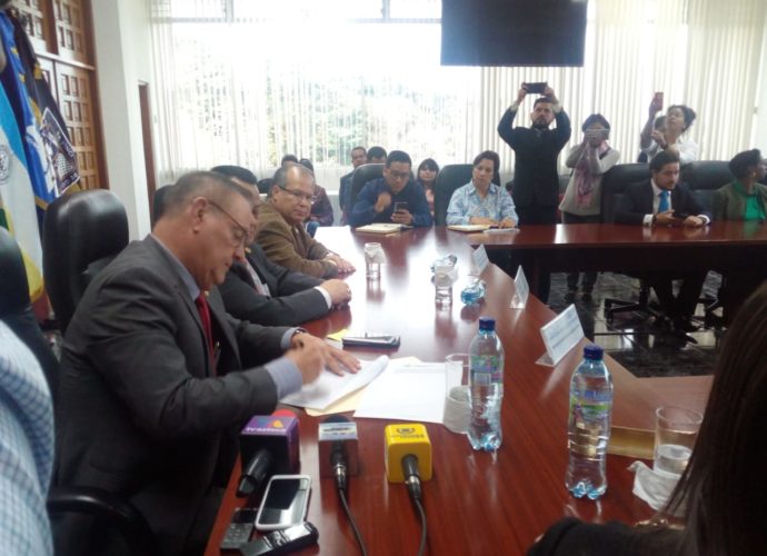 Firman carta de compromiso para asegurar el incremento salarial a los trabajadores del área de salud