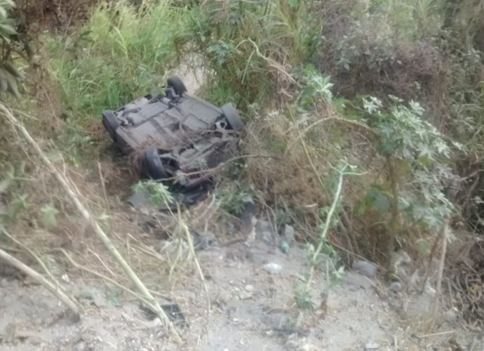 Vehículo cae a barranco en ruta al Pacífico