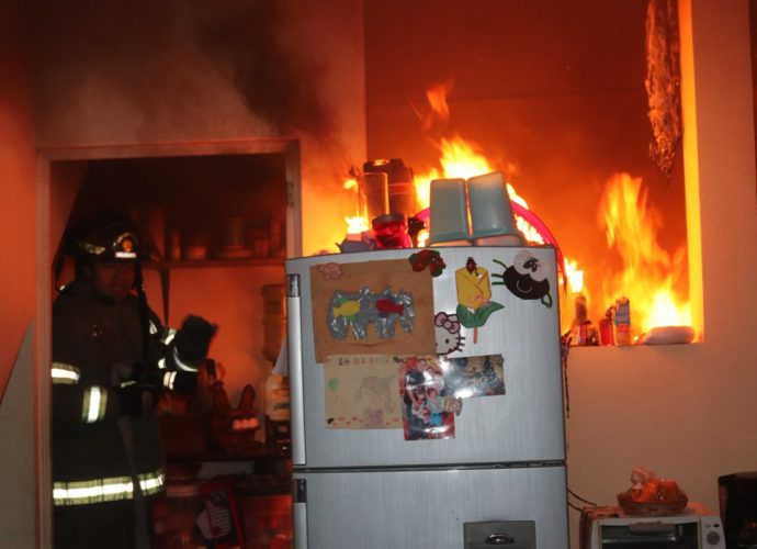Bomberos sofocan las llamas en vivienda de zona 3