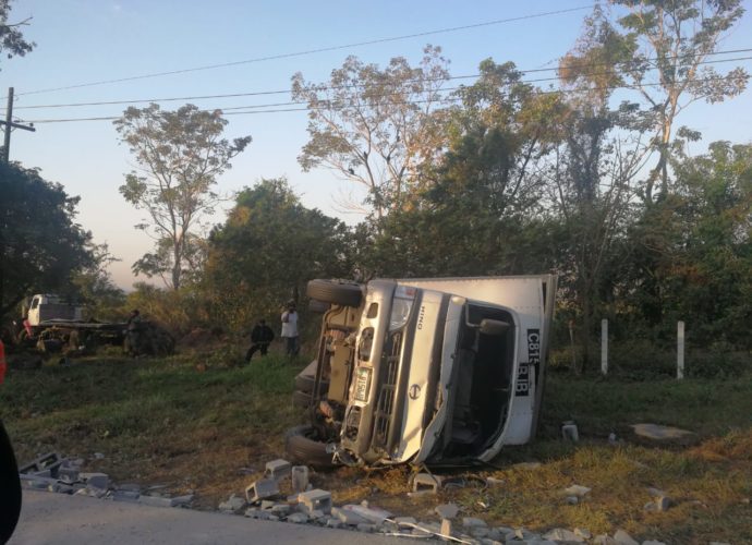 Triple colisión en autopista Palin Escuintla deja dos heridos