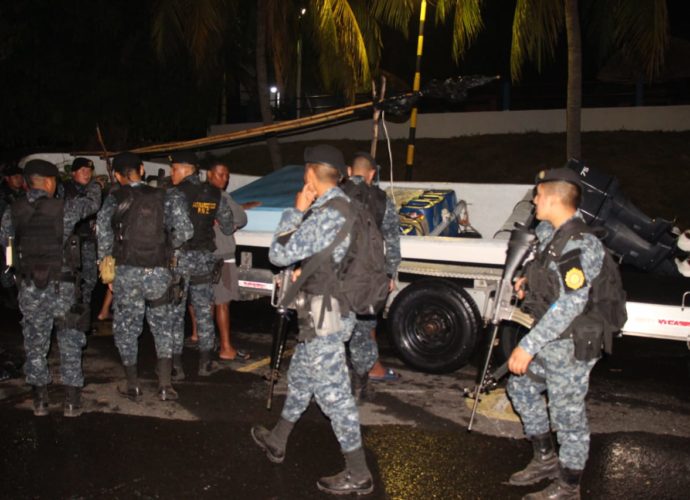 346 paquetes con posible cocaína localizados en 2 lanchas en aguas del Pacífico