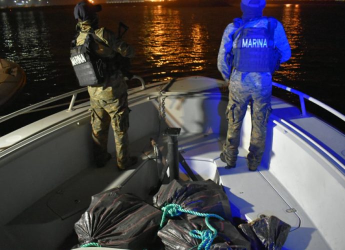 Ejército localiza en aguas internacionales 36 tulas con posible cocaína