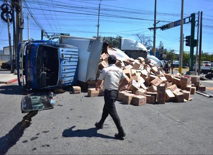 Por pasarse un semáforo en rojo camión choca a otro camión en la Atanasio Tzul