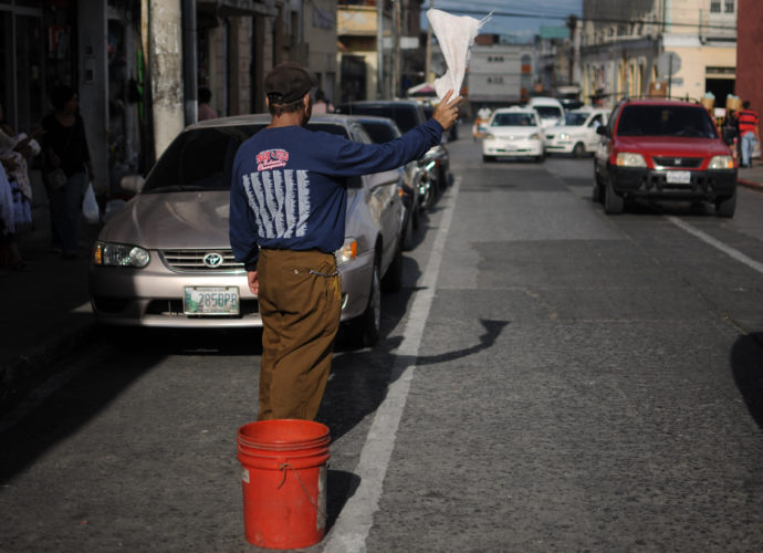 Sancionarán con multa y cárcel a las personas que aparten parqueos en Xela