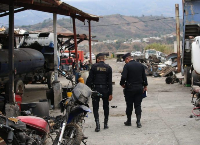 Policía Nacional Civil de Guatemala recupera varios vehículos con reporte de robo