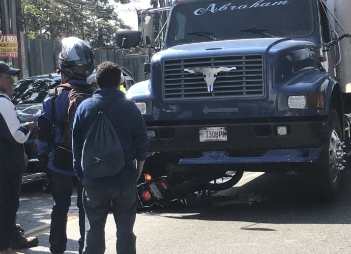 Reportan colisión entre camión y motocicleta en Villa Nueva