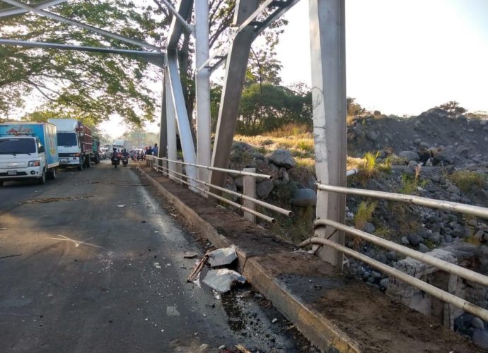 Tras colisionarlo, táiler ocasiona daños al Puente Castillo Armas en Retalhuleu