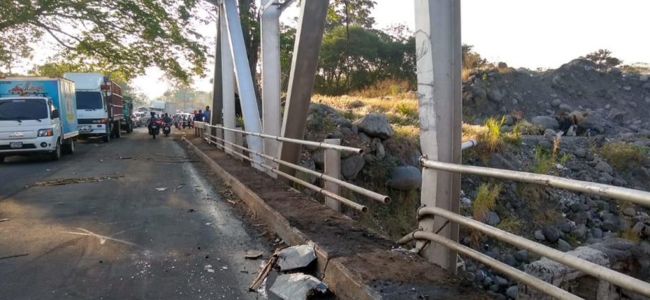 Tras colisionarlo, táiler ocasiona daños al Puente Castillo Armas en Retalhuleu