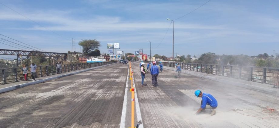CIV realiza trabajos de reposición de asfalto en el puente Belice