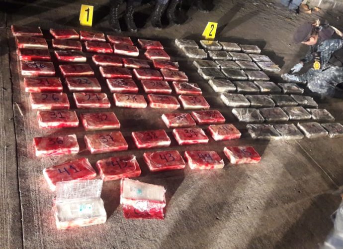 Localizan 78 paquetes de cocaína en mercado de Río Dulce, Livingston, Izabal