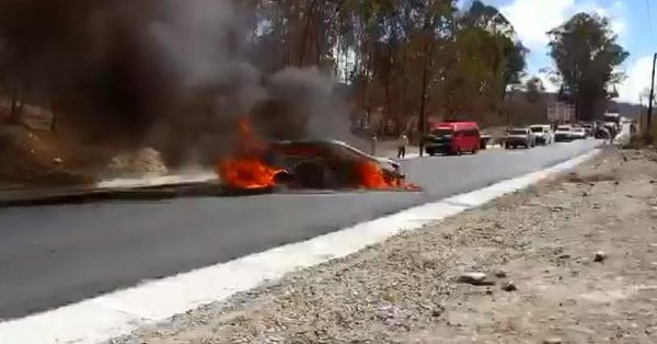 Impresionantes imágenes revelan cómo un vehículo prende en llamas en Jalapa