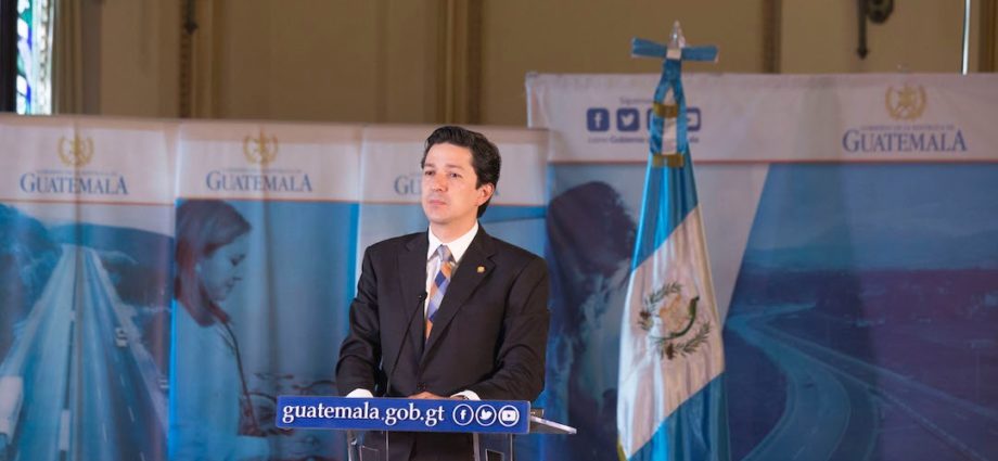 ministro de Finanzas Públicas Víctor Martínez