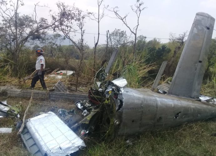 Accidente aereo en autódromo Pedro Cofiño. Fallecieron piloto aviador Rodrigo Ibargüen y el mecánico aviador Pablo Guillén.