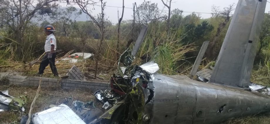 Accidente aereo en autódromo Pedro Cofiño. Fallecieron piloto aviador Rodrigo Ibargüen y el mecánico aviador Pablo Guillén.