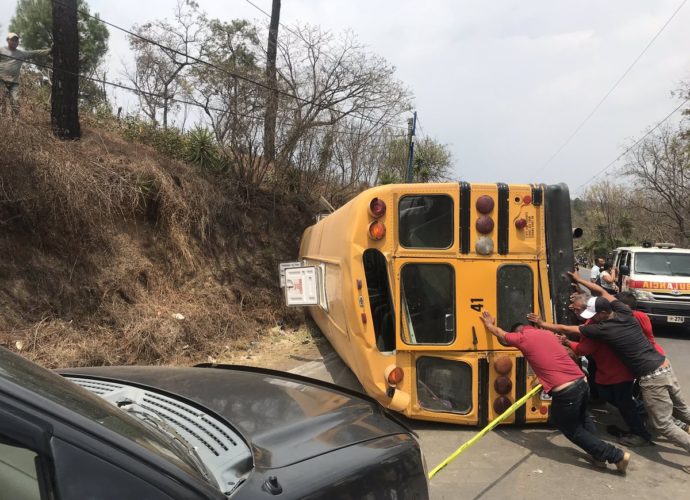 Bus vuelca en San Raymundo, 24 estudiantes heridos