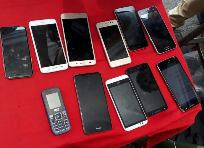 2 capturados, vendían celulares de dudosa procedencia en puesto de comercio informal