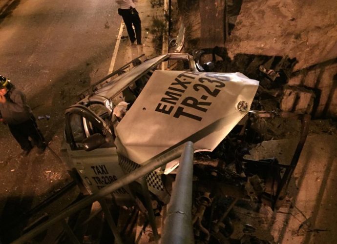 Taxi permanece empotrado en el Anillo Periférico