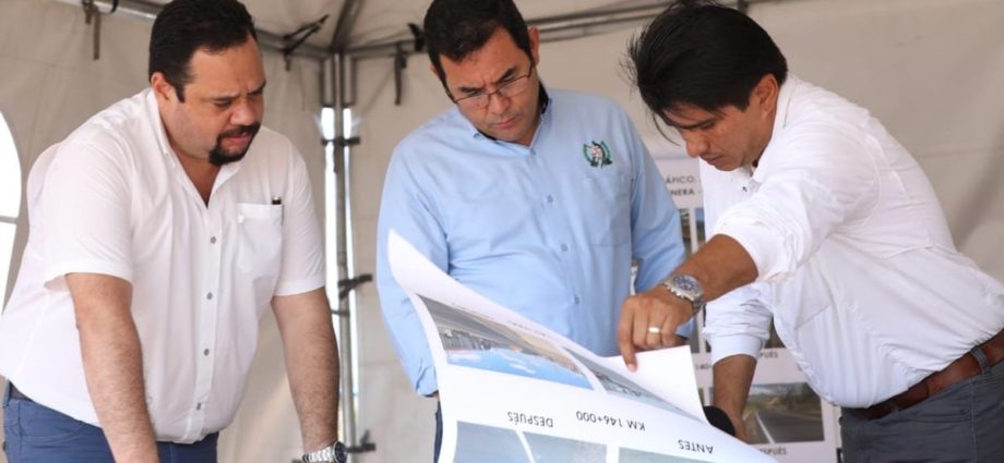 Presidente Jimmy Morales supervisa mejoramiento tramo carretero en Jutiapa