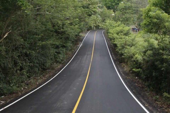 Presidente Morales supervisó la reposición de asfalto en carretera de Izabal