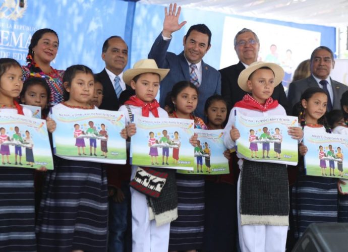 Gobierno impulsa educación bilingüe con entrega de libros en 7 idiomas mayas