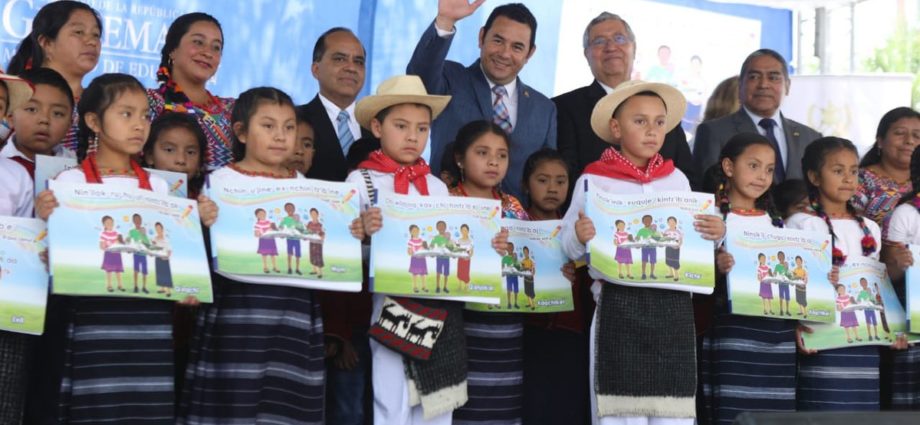 Gobierno impulsa educación bilingüe con entrega de libros en 7 idiomas mayas