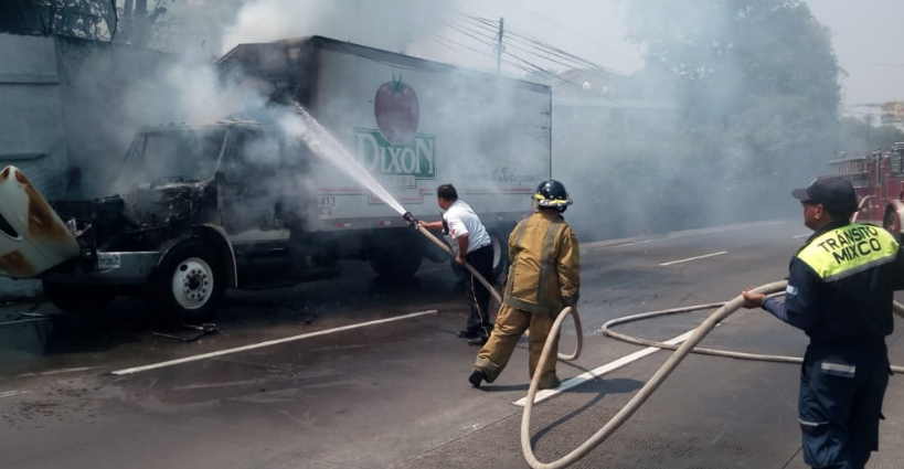 Camión prende en llamas en la Ruta Interamericana