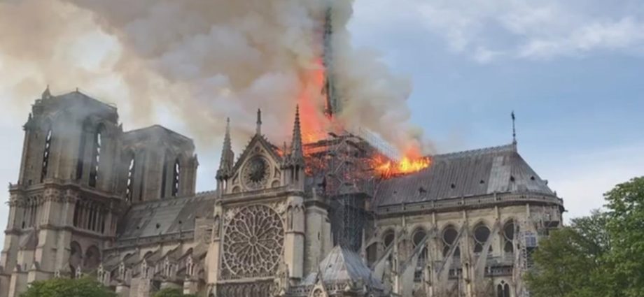Se quema la catedral de Notre Dame en París