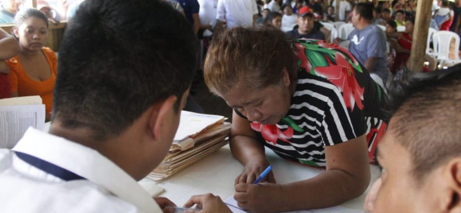 Primeras familias afectadas por erupción volcánica firman escrituras de viviendas permanentes