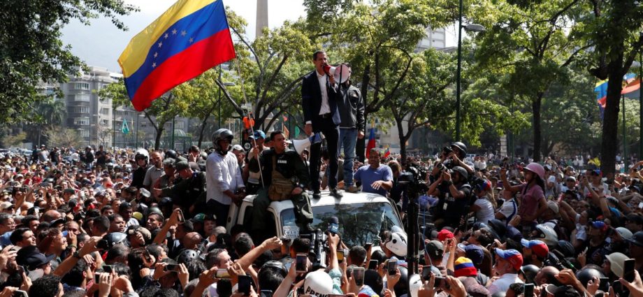 Militares venezolanos se rebelan contra Nicolás Maduro y los ciudadanos salen a las calles