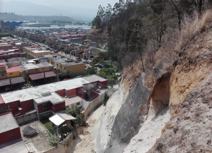 Deslizamientos de tierra afectan a 4 viviendas en Prados del Tabacal 1, Villa Nueva