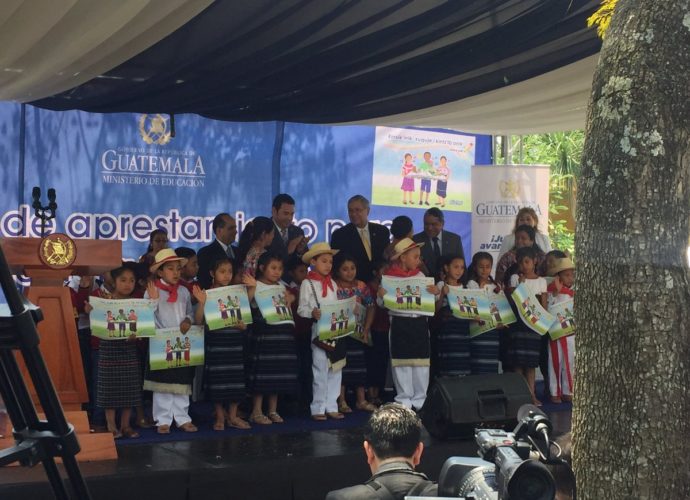 Binomio Presidencial de Guatemala asiste a entrega de libros en 7 idiomas Mayas
