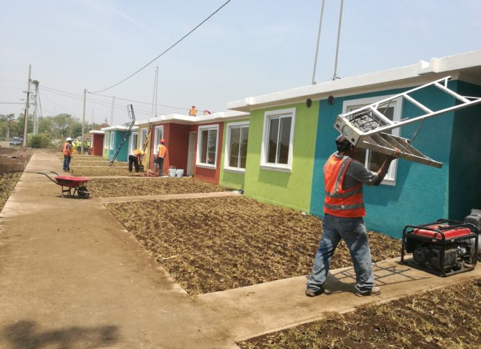 168 familias damnificadas por erupción del volcán de fuego, firman escrituras de sus casas