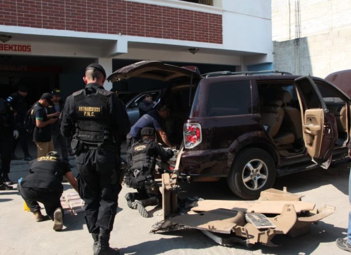 84 paquetes con cocaína fueron localizados en 2 vehículos en Santa Cruz del Quiché
