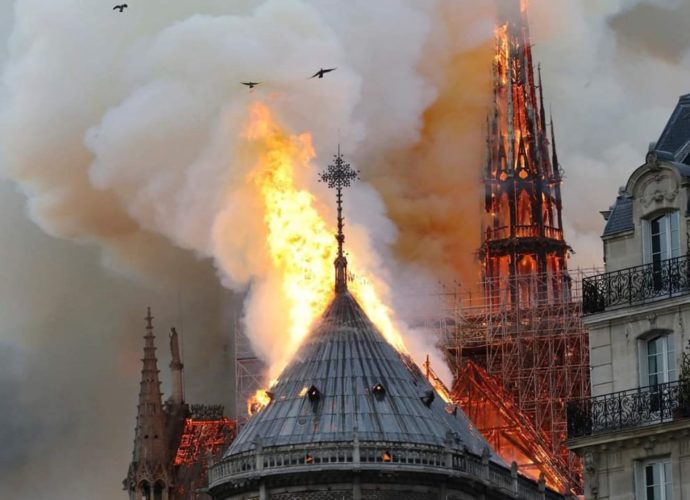 #VIDEO: Emblemática aguja de la catedral de #NotreDame se derrumba devorada por las llamas