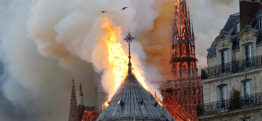 Catedral de Notre Dame se incendia