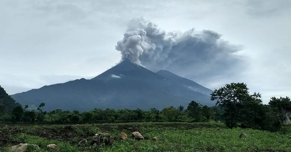 Continúa monitoreo por descenso de lahares en el volcán de Fuego