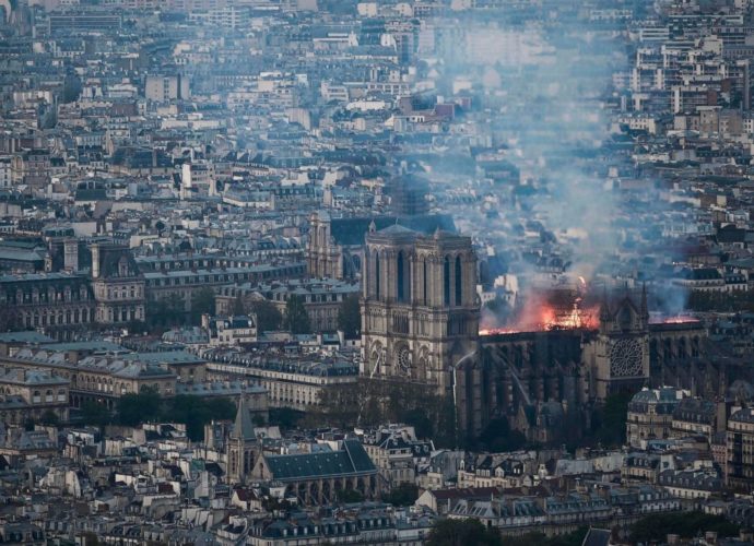 #EnVivo: Bomberos dudan poder controlar incendio en la Catedral de Notre Dame en París