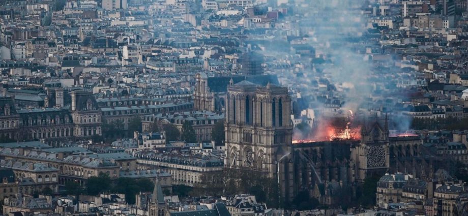 #EnVivo: Bomberos dudan poder controlar incendio en la Catedral de Notre Dame en París