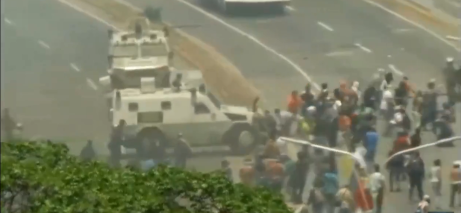 VIDEO: Tanquetas militares atropellan a manifestantes venezolanos que apoyan a Guaidó