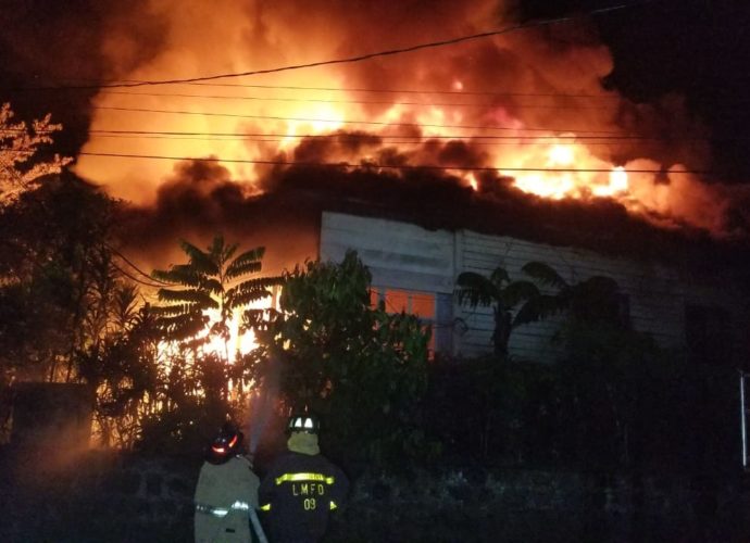 Pérdida millonaria: Incendio consumió gran parte de la Finca Bella Vista en Mazatenango