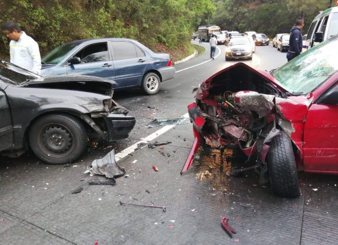 Triple colisión en Antigua deja dos heridos
